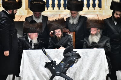 האדמו"ר מסאדיגורה בשמחה במעונו