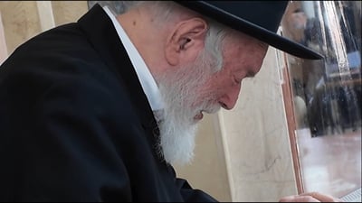תיעוד מצמרר: הבכי הנורא של הרב יצחק זילברשטיין באמירת אֱלִי צִיּוֹן וְעָרֶיהָ | צפו