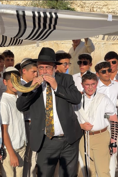 כך חגגו 52 נערים מקהילת 'אנוסי משהד' בר מצווה בכותל המערבי