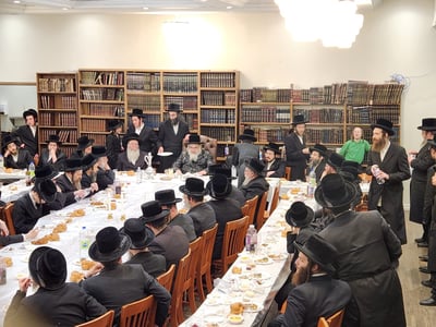 האדמו''ר מויז'ניץ מונטריאל בסיום במוצאי ט' באב בקאט סנט לוק