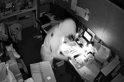 חנות ביפן מציעה פרס של 19,000 ש"ח למוצא גנב שרוקן את מלאי הקלפים