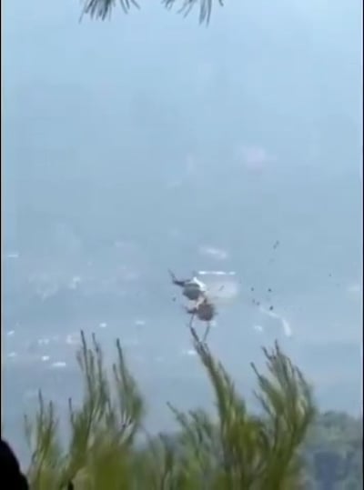 שני מסוקי כיבוי התנגשו באוויר במערב אתונה ונפלו לקרקע