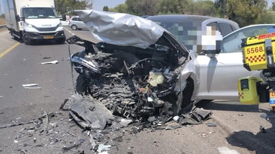 גבר בן 40 נהרג בהתנגשות חזיתית; צעירה פונתה במצב בינוני