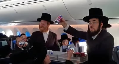לקראת 'זמן אלול': טיסה חסידית מיוחדת לבחורי הישיבה