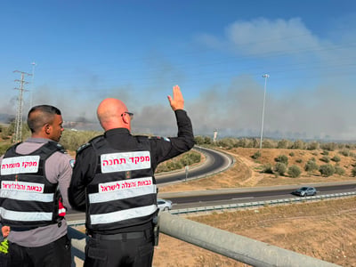 17 צוותי כיבוי פועלים בשריפה סמוך ליישוב יסודות • האש התפשטה לכוורות ומטעים