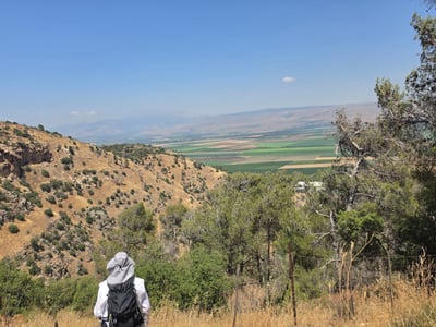 מדריך הטיולים ישראל שפירא מטייל בנחל קדש