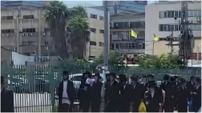 מחאה נגד המוסד הבני ברקי: מפגינים חסמו את הכניסה ועברו לתחנת המשטרה