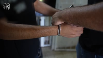 ריצה מהירה וזינוק על הגדר: כך נעצרו חשודים בהונאה