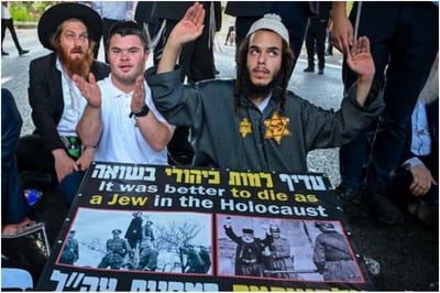 הפגנה בכניסה לבני ברק: מפגינים ענדו טלאי צהוב והציגו תמונות מהשואה