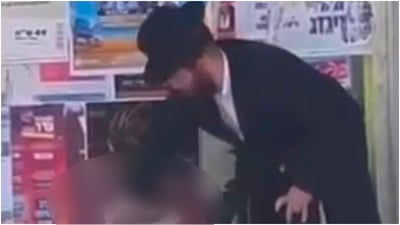"פגיעה במרחב בציבורי" חסיד גור נעצר לאחר שקרע מודעות עם תמונות נשים