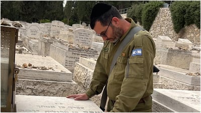 יונתן יוסף מתפלל על קברו של אביו זצ"ל