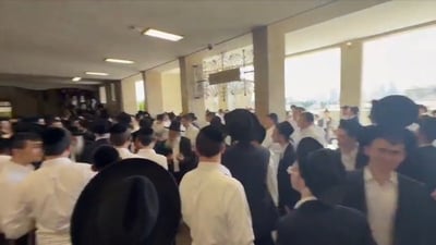 מתיחות בישיבת פוניבז': הגר"א כהנמן הגיע לתפילה - הגר"ש מרקוביץ' שוקל את צעדיו