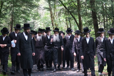 האדמו"ר מצאנז זוועהיל בנאות דשא בקאנטרי