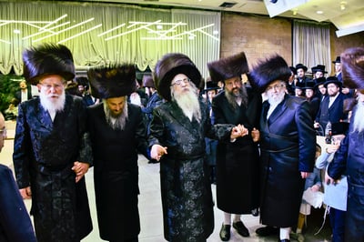 האדמו"ר מצאנז קלויזנבורג בנישואי נכדת הרב עזריאל טאובר