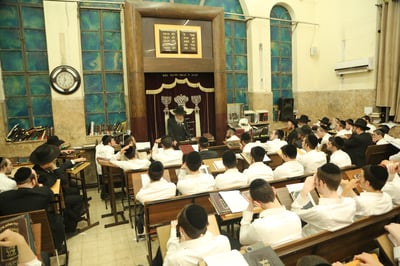 בישיבת פוניבז': מעמד תפילה והתעוררות בעקבות פסק הבוררות על הפינוי