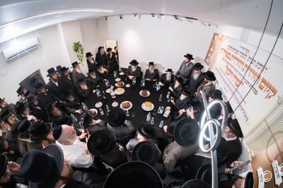 קביעת מזוזות במשרדים של הרב שמעון שישא