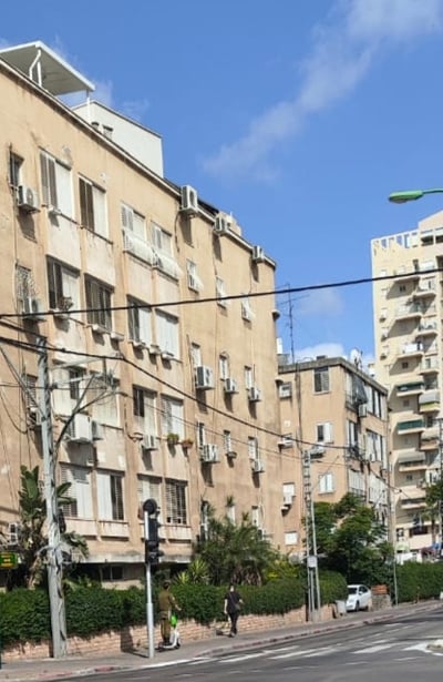 נדרש שיפוץ בחזית הבנין  | המחשה