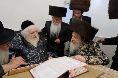 האדמו"ר מדזי'קוב ויזניץ בביקור אצל הגר"מ שטרנבוך