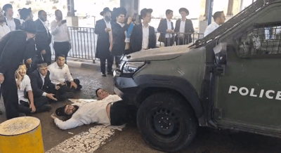 בחור ישיבה נעצר בחשד לנהיגה ברכב גנוב • מפגינים חוסמים את כביש 443