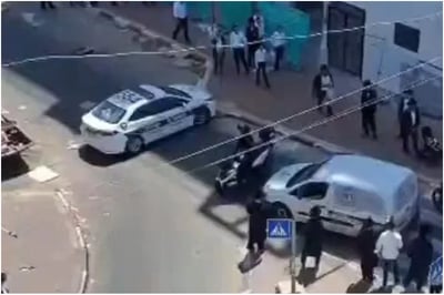 ניידת משטרה צבאית הוקפה בבני ברק • כוחות גדולים פיזרו את ההמונים