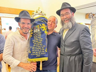 בנו של אביגדור ליברמן הכניס ספר תורה לבית חב"ד בקפריסין