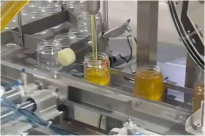 בצל ההפגזות באוקראינה: מפעל הדבש לראש השנה ממשיך לפעול