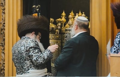 האדמו"ר מנדבורנה אלעד השתתף בסליחות הספרדיות ותקע בשופר