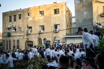בחורים בפוניבז', אילוסטרציה