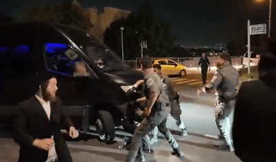 מחאה מול בית בכיר במשטרה בעקבות מעצרי בחורי ישיבות