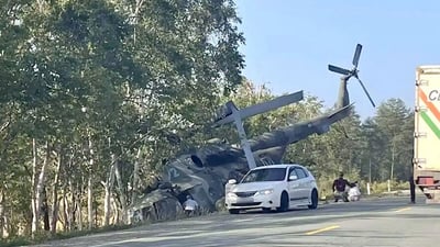 הנהגים היו בהלם: מסוק עם עיתונאים התהפך לתעלה בשולי הכביש