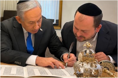 ראש הממשלה כתב אותיות בספר תורה לעילוי נשמת הזמר דדי גראוכר ז"ל