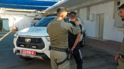 נעצר במיטתו לאחר שתיעד את עצמו מבצע עבירות תנועה ליד ניידת משטרה