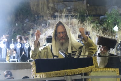 הרה"צ רבי אלימלך בידרמן באמירת הסליחות