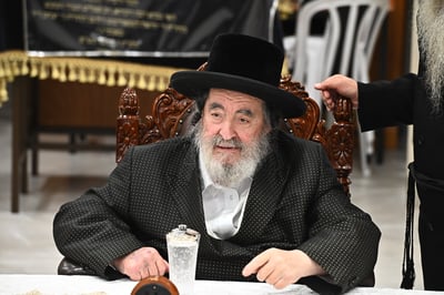 האדמו"ר מויז'ניץ בקבלת קהל