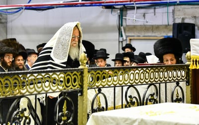 האדמו"ר ממודז'יץ באמירת סליחות ראשונות שבוע שעבר