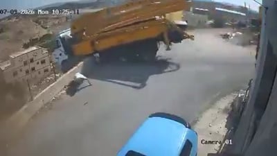 משאית בטון איבדה בלמים, הנהג קפץ ברגע האחרון