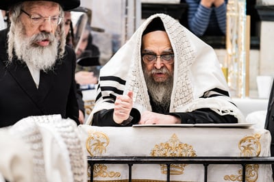 האדמו"ר מסאטמר שליט"א בהתרת נדרים | צילום: בחצרות סאטמאר