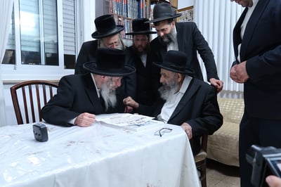האדמו"ר מסלאנים שליט"א בביקורו אצל הגאון רבי משה צדקה שליט"א