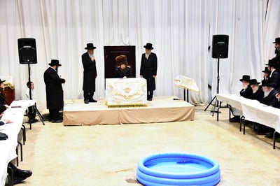 האדמו"ר מסאדיגורה שליט"א באמירת תשליך | צילום: שוקי לרר