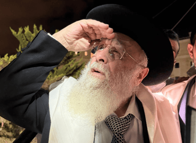 הראש"ל הגר"י יוסף בברכת הלבנה במוצאי יום כיפור