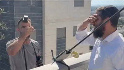 מרגש: עובד סנפלינג הניח תפילין בין שמיים לארץ