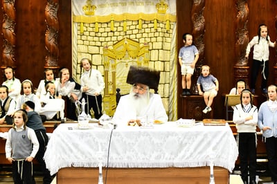 מוצאי יום הכיפורים בחצר דושינסקיא