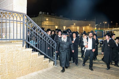 האדמו"ר מלעלוב שליט"א בקבר רחל אמנו
