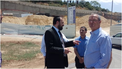 סערה בטלז סטון: עצומה נגד ראש המועצה בגלל כספי צדקה