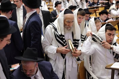 הגאון רבי שמואל מרקוביץ שליט"א בתפילת כל נדרי בישיבת פוניבז' | צילום: יעקב נחומי