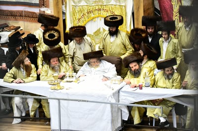 האדמו"ר מתולדות אברהם יצחק שליט"א בטיש מוצאי יום כיפור