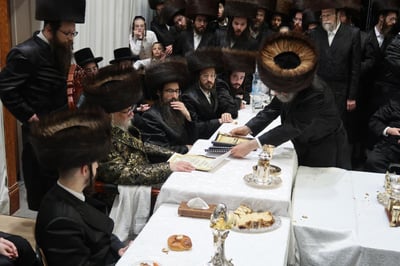 ערב ומוצאי יום הכיפורים בחצר הקודש סערט ויז'ניץ