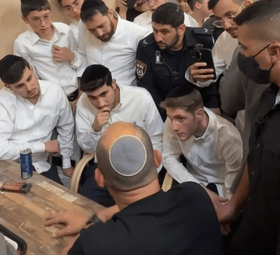 מהומה בביקור בנט בבני ברק: בקבוק הושלך - פעיל ימין נעצר