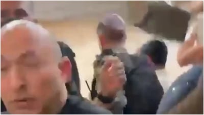תעצרו אותו!: הרגע בו זרקו בקבוק על בנט בבני ברק