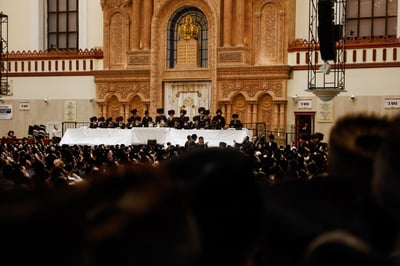 המוני חסידים בשמחת בית השואבה המרכזית בויז'ניץ